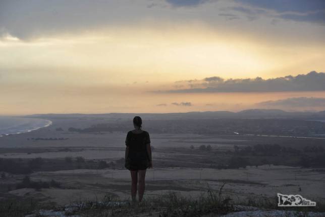 A Ana admira o fim de tarde no Farol de Santa Marta, litoral sul de Santa Catarina